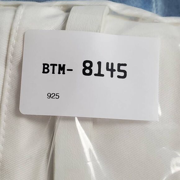 Dana Buchman Women’s Bermuda Shorts Size 6 White Stretch with Belt NWT - Picture 8 of 8